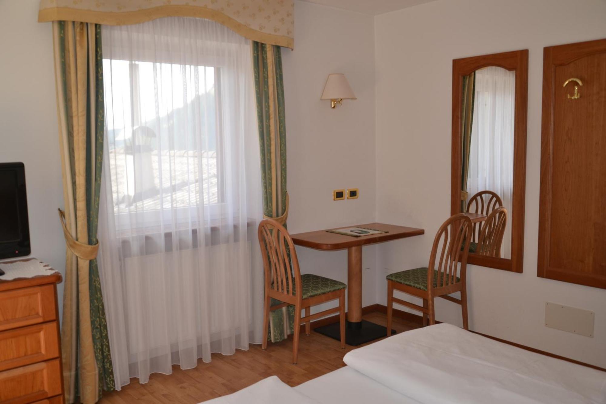 Hotel Scoiattolo Selva di Val Gardena Esterno foto