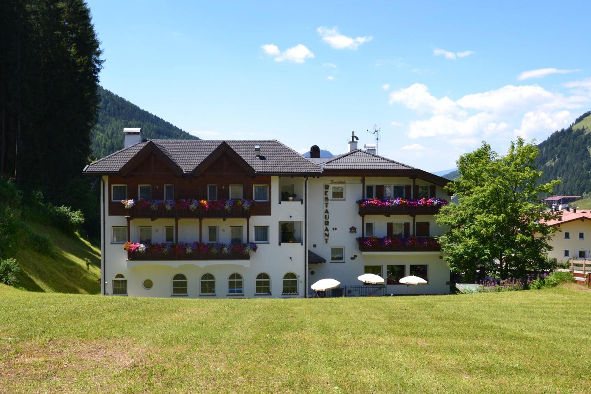 Hotel Scoiattolo Selva di Val Gardena Esterno foto