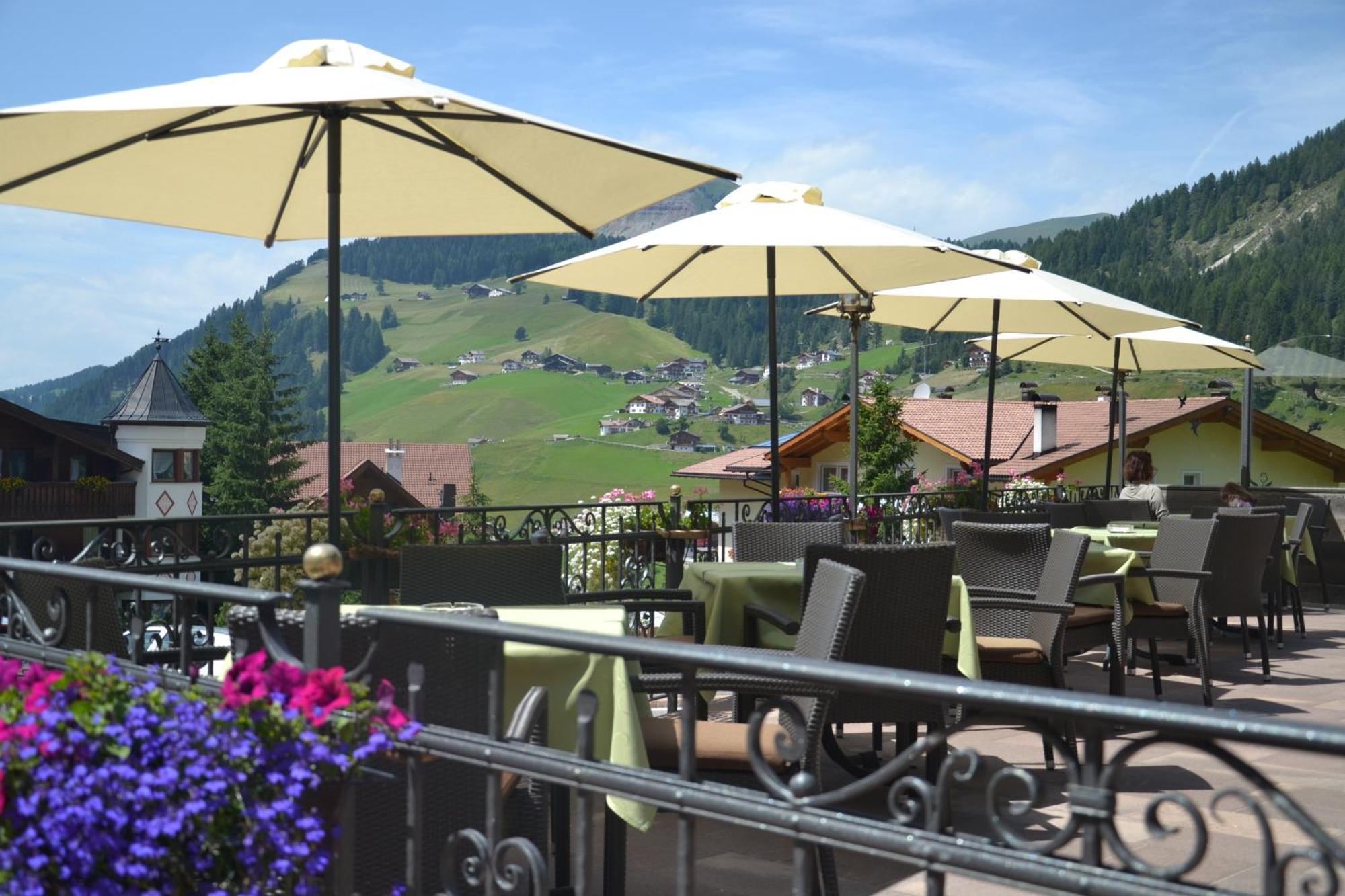 Hotel Scoiattolo Selva di Val Gardena Esterno foto